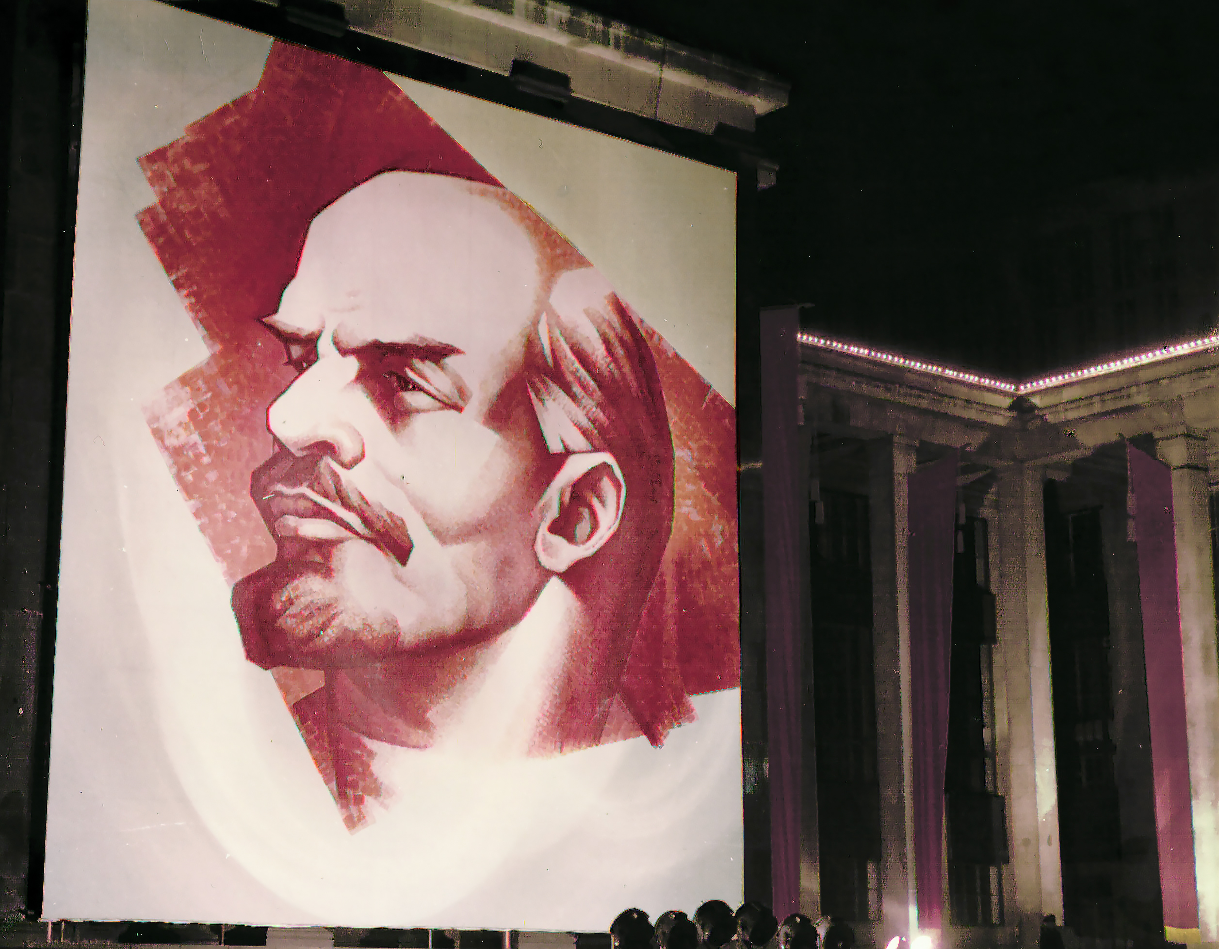 Портрет Ленина на здании Гипромеза